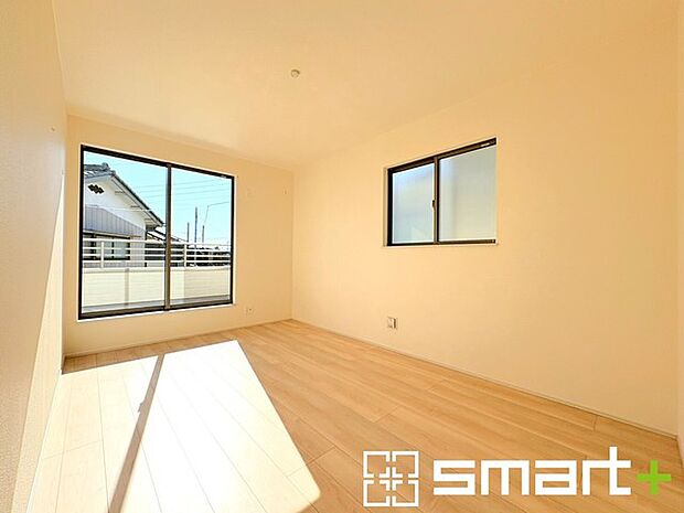 〜バルコニーに面した洋室〜 ・バルコニー側の大きな窓から穏やかな陽が差し込む明るい洋室はウォークインクローゼット付。 ・ゆとりある広さでご夫婦やご兄弟でもゆったりお過ごしいただけます。