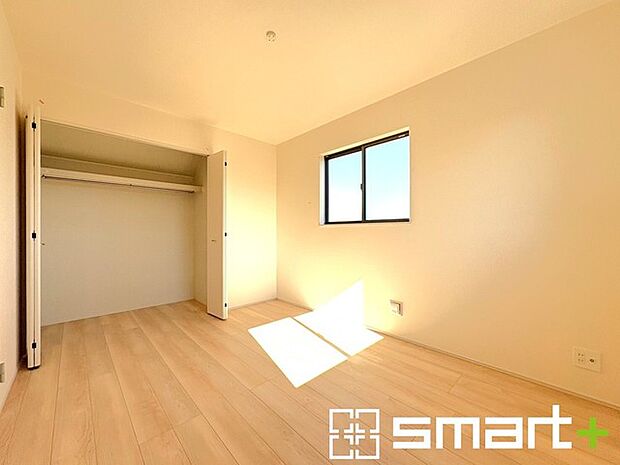 〜収納豊富な洋室〜 ・各居室に備え付けの収納をご用意。タンスなどを置く場合と比べ出っ張らないので部屋の中を有効のご活用いただけます。 ・収納の広さなどぜひ現地でご確認くださいませ。 