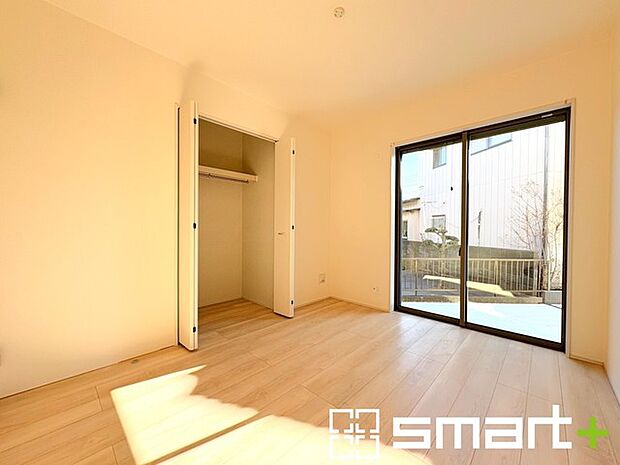 〜リビング横の洋室〜 ・お子様のプレイルームやお昼寝、趣味のお部屋など、用途様々な1階洋室。 ・寝室はもちろん、玄関から直接出入り可能なのでゲストルームにも利用できますね。