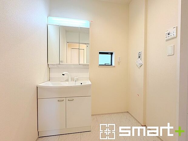 〜明るい洗面スペース〜 ・窓から明るい陽が入り、気持ちよく朝の支度ができますね。 ・使い勝手の良い三面鏡タイプのシャワー付き洗面化粧台。鏡の裏に収納があるので洗面台周りもスッキリ。