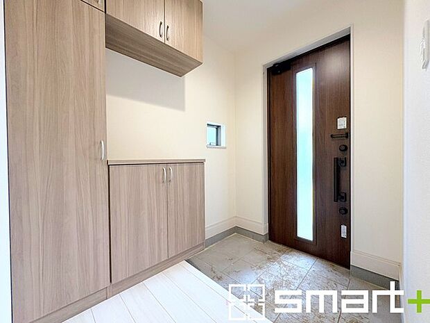 ~穏やかな陽が入る玄関~ ・窓に加えて玄関ドアのガラス部分からも穏やかな陽が入り、明るい玄関になります。 ・備え付けのシューズボックスはたっぷりしまえて玄関がスッキリ片付きますね。