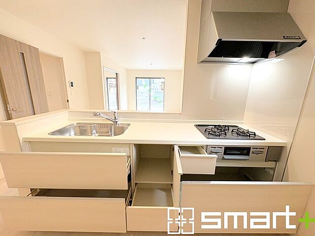 〜人気のカウンターキッチン〜 ・キッチンには余計な柱が無いので、リビングが見渡せ開放感のある造りとなっております。 ・蛇口には浄水器が内蔵されるなど機能面でも優れたキッチンです。 