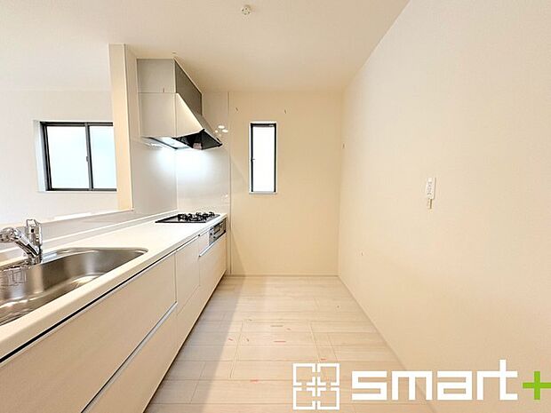 ~使い勝手の良いシステムキッチン~ ・料理がしやすい設計のキッチンでお料理もはかどりますね。 ・もちろんキッチン下部は収納になっておりますので、フライパンなども収納可能です。