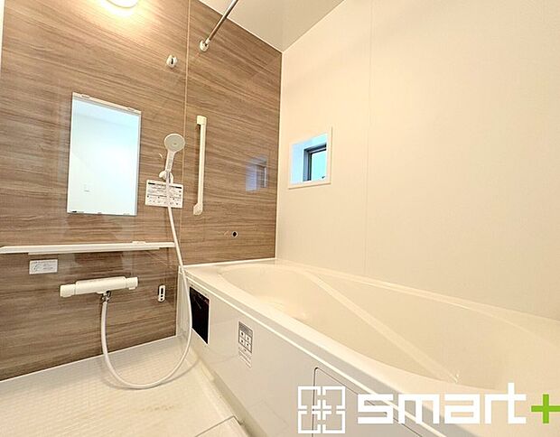 ~浴室乾燥機付きの浴室~ ・浴室には乾燥機が付いているので雨の日でも洗濯物を干すことが可能です。 ・水はけの良い床材など機能面も充実。マイクロバブルなどオプションもご相談くださいませ。