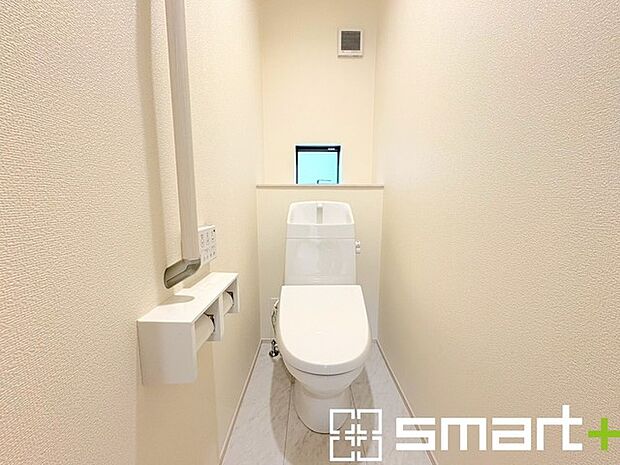〜窓付きの明るいトイレ〜 ・使用後や掃除の際に窓を開ければ、外からの新鮮な空気を取り込み素早く換気ができます。 ・埋め込み収納付きでストックや掃除用具もスッキリ片付きますね。