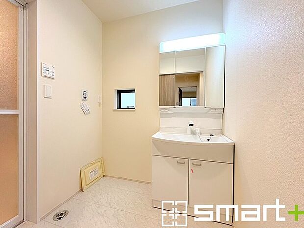 〜シャワー付き洗面台を採用〜 ・洗面台の蛇口がホースで伸びシャワーとしてご利用可能。 ・朝の寝ぐせ直しなどにシャワーを使いたい時、洗面台の掃除をする際にも便利にお使いいただけますよ。 