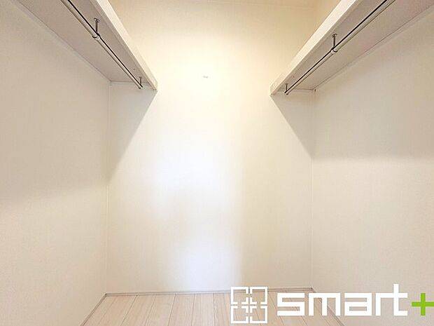 ~ウォークインクローゼット~ ・衣類をハンガーに掛けたまま収納できるウォークインクローゼットは重宝しますね。 ・季節ものや小物類なども整理整頓しやすく生活空間が広がります。