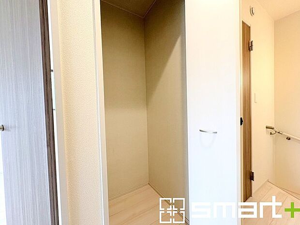 ~ちょっとした空間も有効活用~ ・廊下も無駄にせずしっかりと収納をご用意。ちょっとしたスペースも無駄にしません。 ・掃除機など意外と置場に困る物もしっかりと収納可能です。