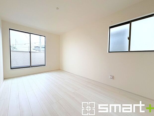 〜バルコニーに面した洋室〜 ・バルコニー側の大きな窓から穏やかな陽が差し込む明るい洋室はウォークインクローゼット付。 ・ゆとりある広さでご夫婦やご兄弟でもゆったりお過ごしいただけます。