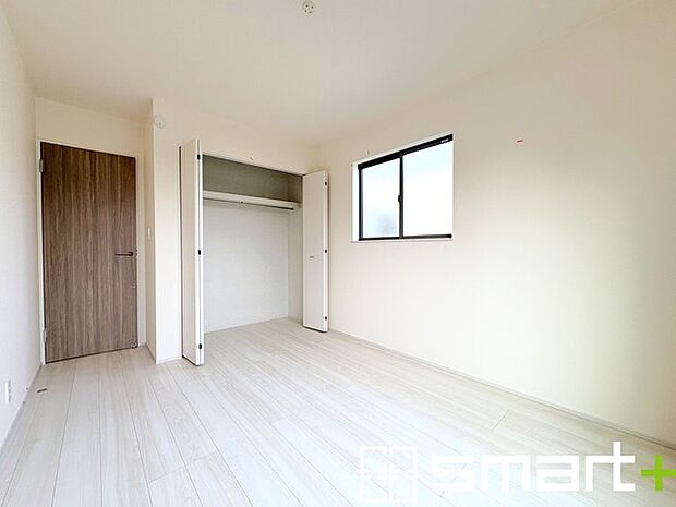 〜収納豊富な洋室〜 ・各居室に備え付けの収納をご用意。タンスなどを置く場合と比べ出っ張らないので部屋の中を有効のご活用いただけます。 ・収納の広さなどぜひ現地でご確認くださいませ。 