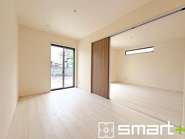 ~リビング横の洋室~ ・お子様のプレイルームやお昼寝、趣味のお部屋など、用途様々な1階洋室。 ・寝室はもちろん、玄関から直接出入り可能なのでゲストルームにも利用できますね。