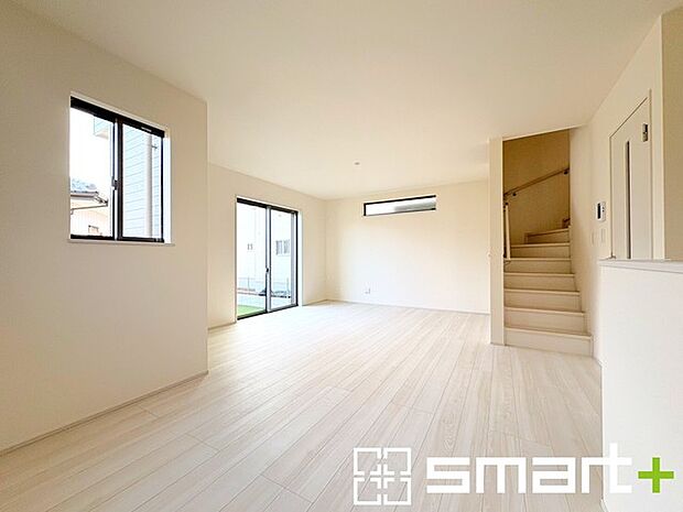 〜窓からはたっぷりの陽光〜 ・たくさんの窓からたっぷりの陽光が差し込む明るいリビングで寛ぎのひと時を。 ・ご家族のお出掛けや帰宅がわかるリビングイン階段。自然とコミュニケーションが増えますね。