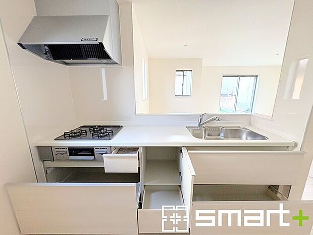 〜人気のカウンターキッチン〜 ・キッチンは人気のカウンタータイプを採用。「ご家族の顔が見える」造りです。 ・蛇口に浄水器が内蔵されているなど機能面でも優れた仕様です。