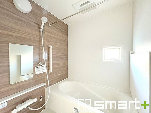 〜浴室乾燥機付きの浴室〜 ・浴室には乾燥機が付いているので雨の日でも洗濯物を干すことが可能です。 ・水はけの良い床材など機能面も充実。マイクロバブルなどオプションもご相談くださいませ。 