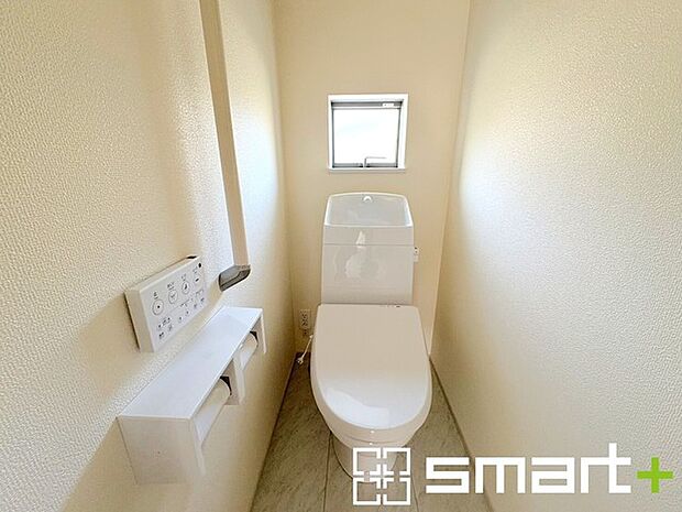 〜窓付きの明るいトイレ〜 ・使用後や掃除の際に窓を開ければ、外からの新鮮な空気を取り込み素早く換気ができます。 ・埋め込み収納付きでストックや掃除用具もスッキリ片付きますね。