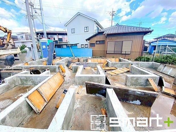 〜ベタ基礎でしっかりとした土台〜 ・コンクリートの中に鉄筋を配し強度を高めた「ベタ基礎」を採用。 ・しっかりとした土台を造ったうえで、その上に建物が築造されていきます。 