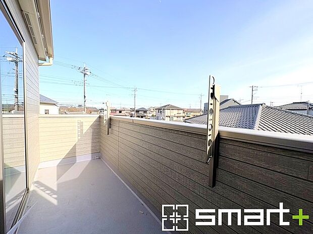 〜洗濯物も干しやすいバルコニー〜 ・陽当たり良好な南側のバルコニーは毎日のお洗濯に大活躍。 ・テラス屋根等のオプションもお気軽にご相談くださいませ。