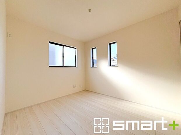 〜2面採光の明るいお部屋〜 ・洋室は2面採光とする事で穏やかな陽の入る明るい空間となっております。 ・くつろぎのプライベート時間を明るい空間で穏やかにお過ごしいただけます。