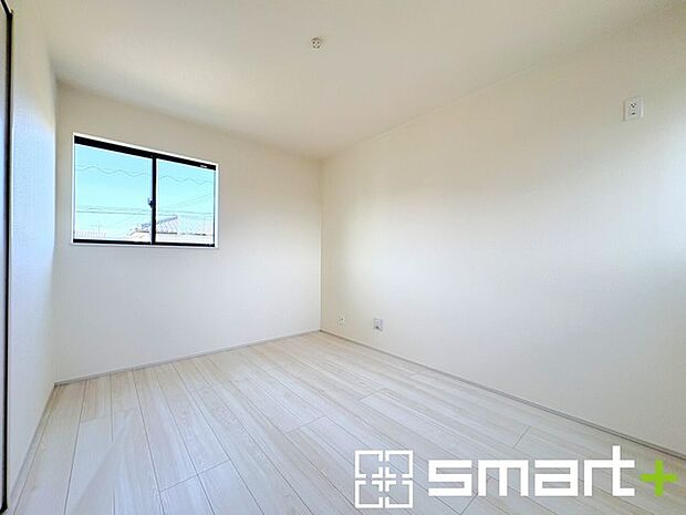 〜自然な風合いの洋室〜 ・ナチュラルな色彩で纏められた洋室は家具のコーディネートもしやすくなっております。 ・どんな家具にするか考えるだけでも楽しくなってきますね。