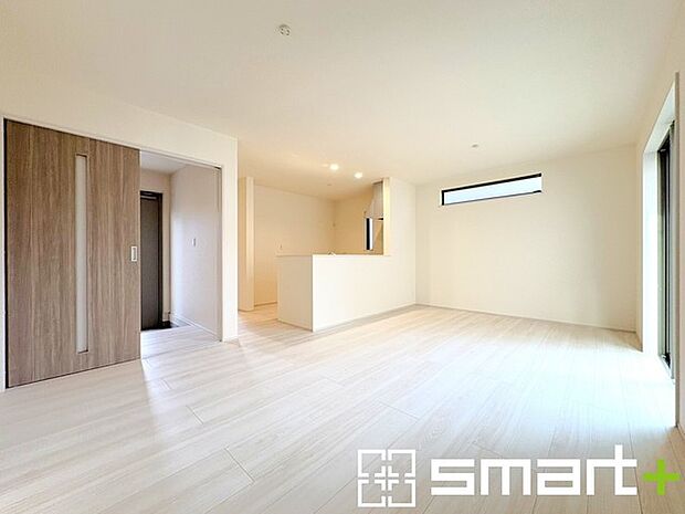 〜窓からはたっぷりの陽光〜 ・穏やかな陽だまりに包まれる居心地の良いＬＤＫは、ご家族が自然と集まる憩いのスペースに。 ・料理と洗濯、片付けなど並行して家事を進める時に便利な回遊動線。