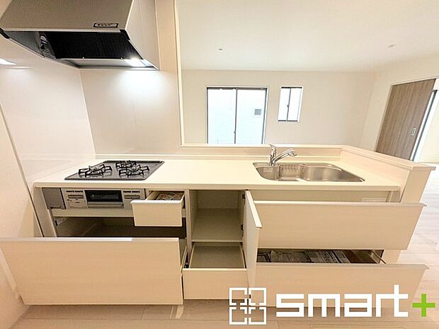 〜人気のカウンターキッチン〜 ・キッチンには余計な柱が無いので、リビングが見渡せ開放感のある造りとなっております。 ・蛇口には浄水器が内蔵されるなど機能面でも優れたキッチンです。 