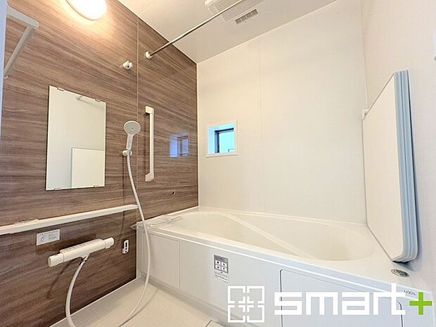 〜浴室乾燥機付きの浴室〜 ・浴室には乾燥機が付いているので雨の日でも洗濯物を干すことが可能です。 ・水はけの良い床材など機能面も充実。マイクロバブルなどオプションもご相談くださいませ。 