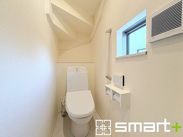 〜窓付きの明るいトイレ〜 ・使用後や掃除の際に窓を開ければ、外からの新鮮な空気を取り込み素早く換気ができます。 ・埋め込み収納付きでストックや掃除用具もスッキリ片付きますね。