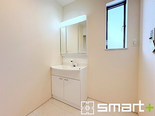 〜明るい洗面スペース〜 ・窓から明るい陽が入り、気持ちよく朝の支度ができますね。 ・使い勝手の良い三面鏡タイプのシャワー付き洗面化粧台。鏡の裏に収納があるので洗面台周りもスッキリ。