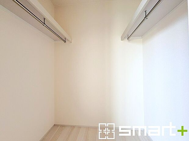 〜ウォークインクローゼット〜 ・衣類をハンガーに掛けたまま収納できるウォークインクローゼットは重宝しますね。 ・季節ものや小物類なども整理整頓しやすく生活空間が広がります。