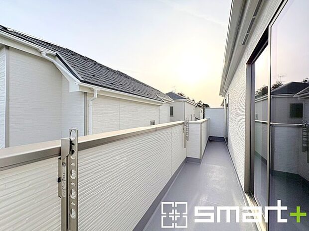 〜洗濯物も干しやすいバルコニー〜 ・陽当たり良好な南側のバルコニーは2部屋から出入りができて毎日のお洗濯も快適。 ・テラス屋根等のオプションもお気軽にご相談くださいませ。