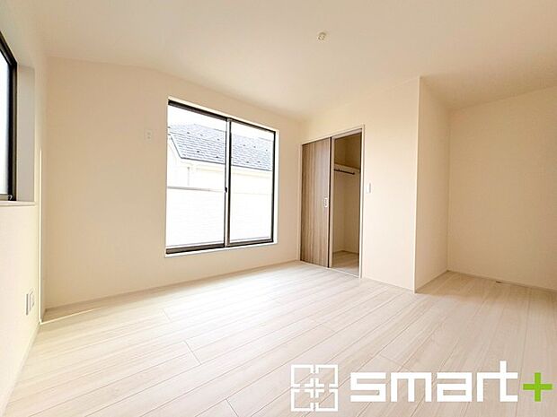 〜バルコニーに面した洋室〜 ・バルコニー側の大きな窓から穏やかな陽が差し込む明るい洋室はウォークインクローゼット付。 ・ゆとりある広さでご夫婦やご兄弟でもゆったりお過ごしいただけます。