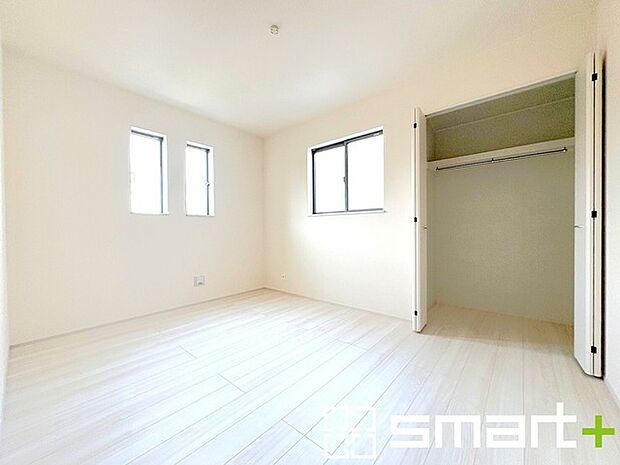 〜収納豊富な洋室〜 ・各居室に備え付けの収納をご用意。タンスなどを置く場合と比べ出っ張らないので部屋の中を有効のご活用いただけます。 ・収納の広さなどぜひ現地でご確認くださいませ。 