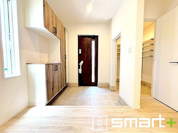 〜収納スペース充実の玄関周り〜 ・広々とした玄関はシューズインクローク付なので散らかりがちな玄関もスッキリ片付きますね。