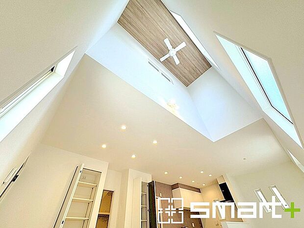 〜吹抜けのあるＬＤＫ〜 ・ＬＤＫに吹抜けを配する事で縦への空間が生まれ、開放感のある広々とした仕様に。 ・ご来客の際なども自慢できるような高級仕様のＬＤＫとなっております。 