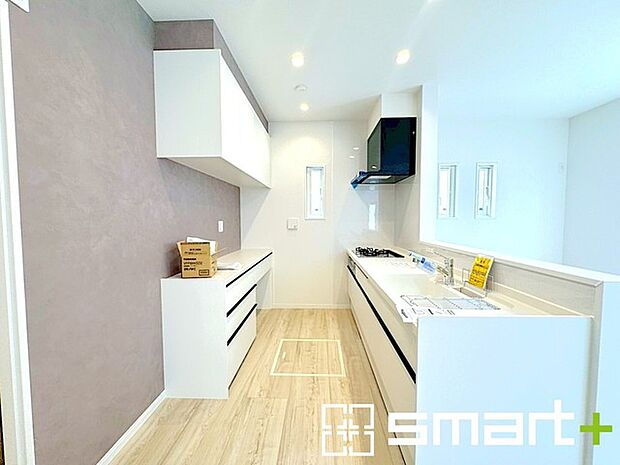 〜広々キッチンスペース〜 ・キッチンスペースは余裕のある広さとなっており、キッチン内のでのすれ違いも楽々。 ・お料理や洗い物がしやすい設計となっております。 