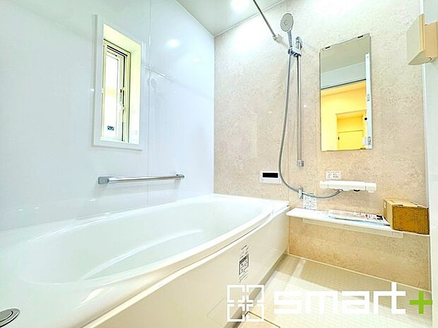 〜暖房乾燥機付きの浴室〜 ・ヒートショック対策にもなる浴室暖房を標準装備。冬場でも暖かくしてからご入浴が可能です。 ・もちろん乾燥機も付いておりますので、雨の日でも洗濯物を干せますよ。 