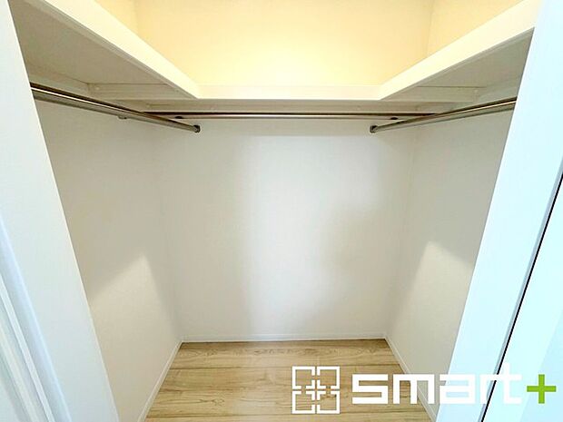 〜ウォークインクローゼット〜 ・大容量のウォークインクローゼット付。衣類をハンガーに掛けたまま収納できるのがうれしいですね。 ・季節ものや小物類なども整理整頓しやすく生活空間が広がります。 