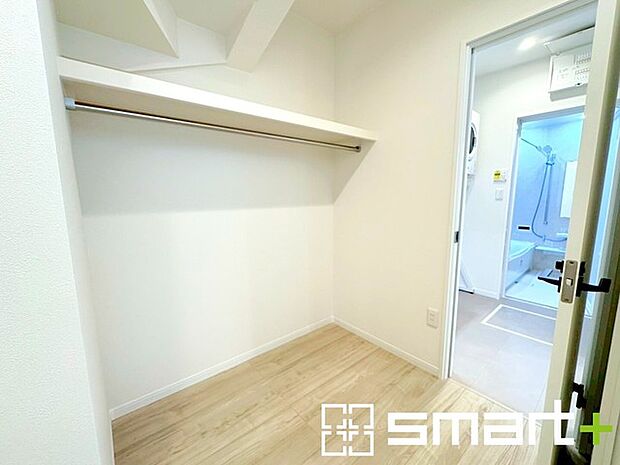 〜便利なウォークスルークローゼット〜 ・コートなど上着、ゴルフ・スキーなど趣味の用具、ブーツなどかさばる靴、などお好きなものを収納いただけるウォークスルークローゼットをご用意。 