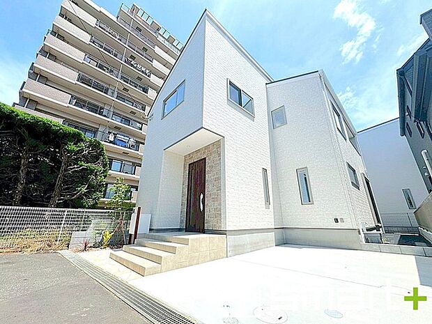 〜駐車場ももちろんございます〜 ・駐車場もありますので、お車をご利用される方にもお勧めのお住まいです。 ・カーポートなどのオプションもお気軽にご相談くださいませ。 