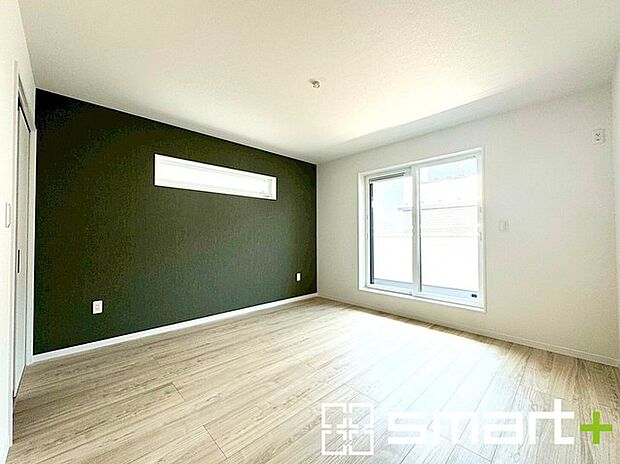 〜バルコニーに面した洋室〜 ・バルコニー側の大きな窓から穏やかな陽が差し込む明るい洋室。 ・アクセントクロスでシンプルなお部屋もメリハリのある空間になりますね。 