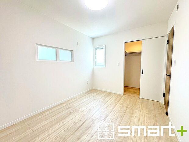 〜2面採光の明るいお部屋〜 ・洋室は2面採光とする事で穏やかな陽の入る明るい空間となっております。 ・くつろぎのプライベート時間を明るい空間で穏やかにお過ごしいただけます。 