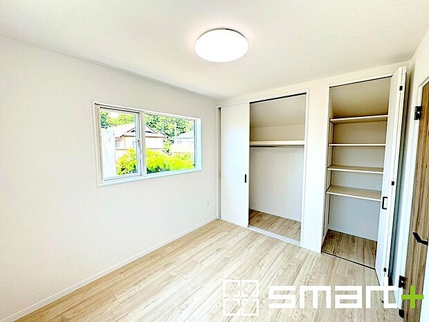 〜収納豊富な洋室〜 ・各居室に備え付けの収納をご用意。タンスなどを置く場合と比べ出っ張らないので部屋の中を有効のご活用いただけます。 ・収納の広さなどぜひ現地でご確認くださいませ。 