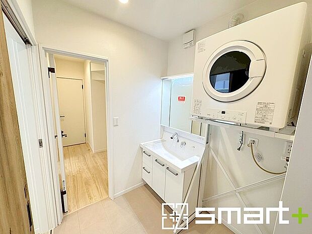 〜シャワー付き洗面化粧台〜 ・使い勝手の良い三面鏡タイプのシャワー付き洗面化粧台。 ・衣類乾燥機Rinnai乾太くん付きも魅力の一つです。雨の日でもお洗濯が快適ですね。