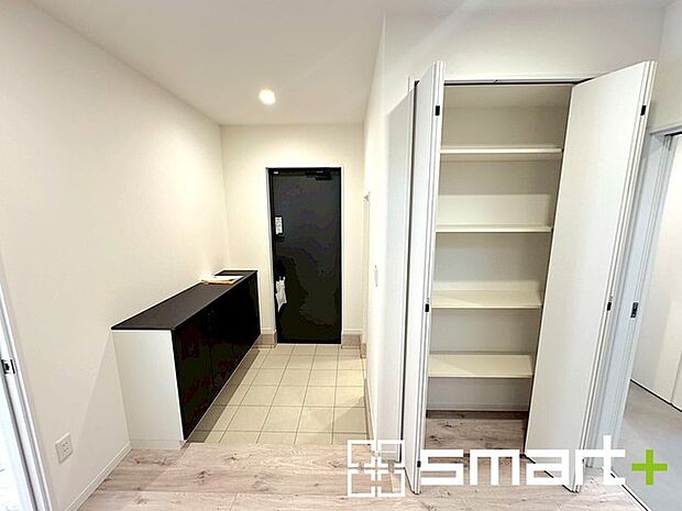 〜収納スペース充実の玄関周り〜 ・圧迫感がなくスッキリ広々とした印象の玄関。 ・シューズインクローク付なので散らかりがちな玄関もスッキリ片付きますね。