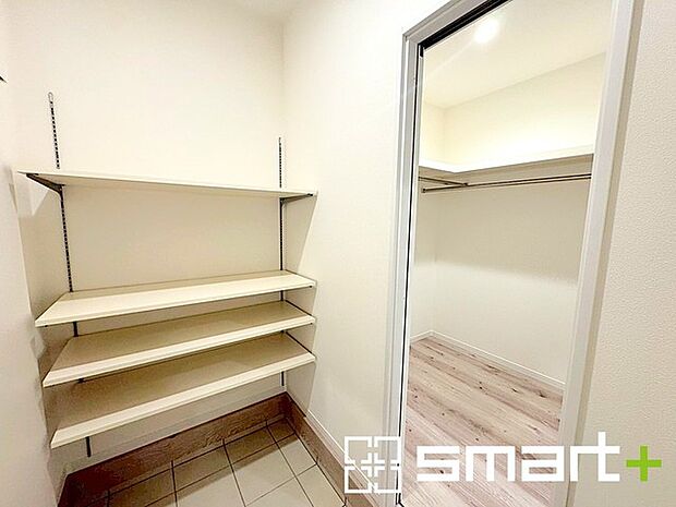 〜大容量のシューズインクローク〜 ・ベビーカーやゴルフバッグ、お子様のスポーツ用品などたくさん収納できます。 ・家族の衣類や小物を一ヵ所にまとめて収納できる便利なファミリークローゼット付き。