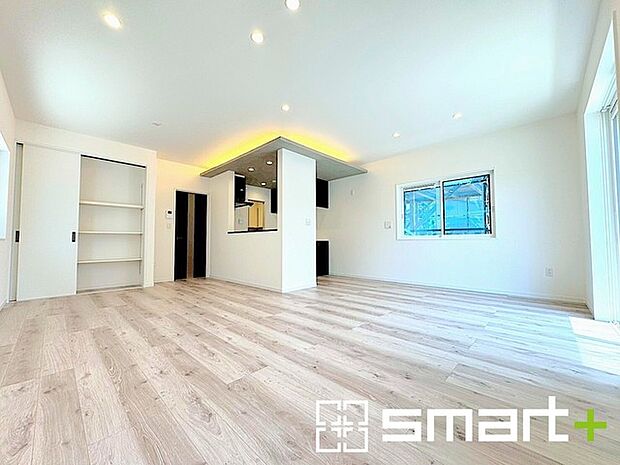 〜折下げ天井でオシャレな空間〜 ・キッチン部分に折下げ天井を施すことでリビングが広く見える効果もあり、開放的な空間が広がります。