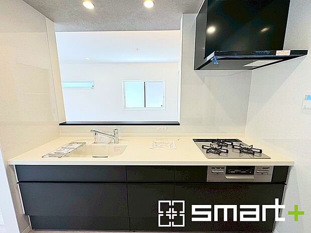 〜人気のカウンターキッチン〜 ・キッチンは人気のカウンタータイプを採用。「ご家族の顔が見える」造りです。 ・蛇口に浄水器が内蔵されているなど機能面でも優れた仕様です。