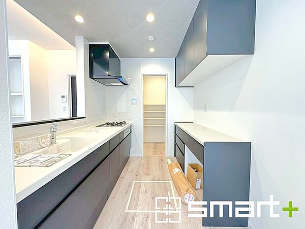 〜収納も豊富なキッチン〜 ・キッチンスペースにはカップボードを標準装備。吊戸棚と併せて収納が豊富になっておりますので、散らかりやすいキッチン周りがスッキリと片付きます。