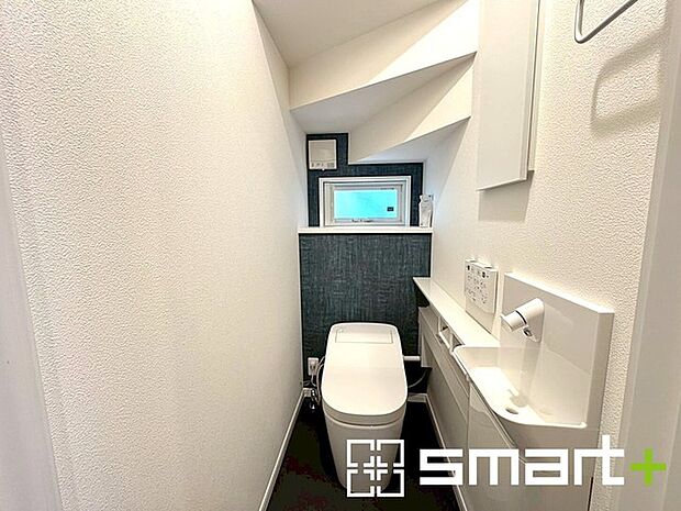 〜人気のタンクレストイレ〜 ・デザイン性に優れ、スッキリと見えるタンクレストイレを採用。 ・節水効果が高く、エコな上に水道代も削減可能。シンプルな形なのでお掃除も楽々です。