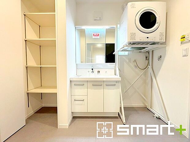 〜収納も充実の洗面所〜 ・洗面所にはリネンスペースを設ける事でタオルや洗剤などの置場にも困りません。 ・意外とリネンスペースがある物件は少ないので、ぜひ現地でその魅力をご確認ください。